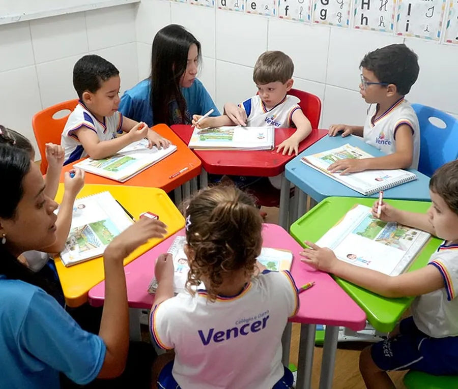 Turma da Educação Infantil em atividade na sala de aula, com a professora